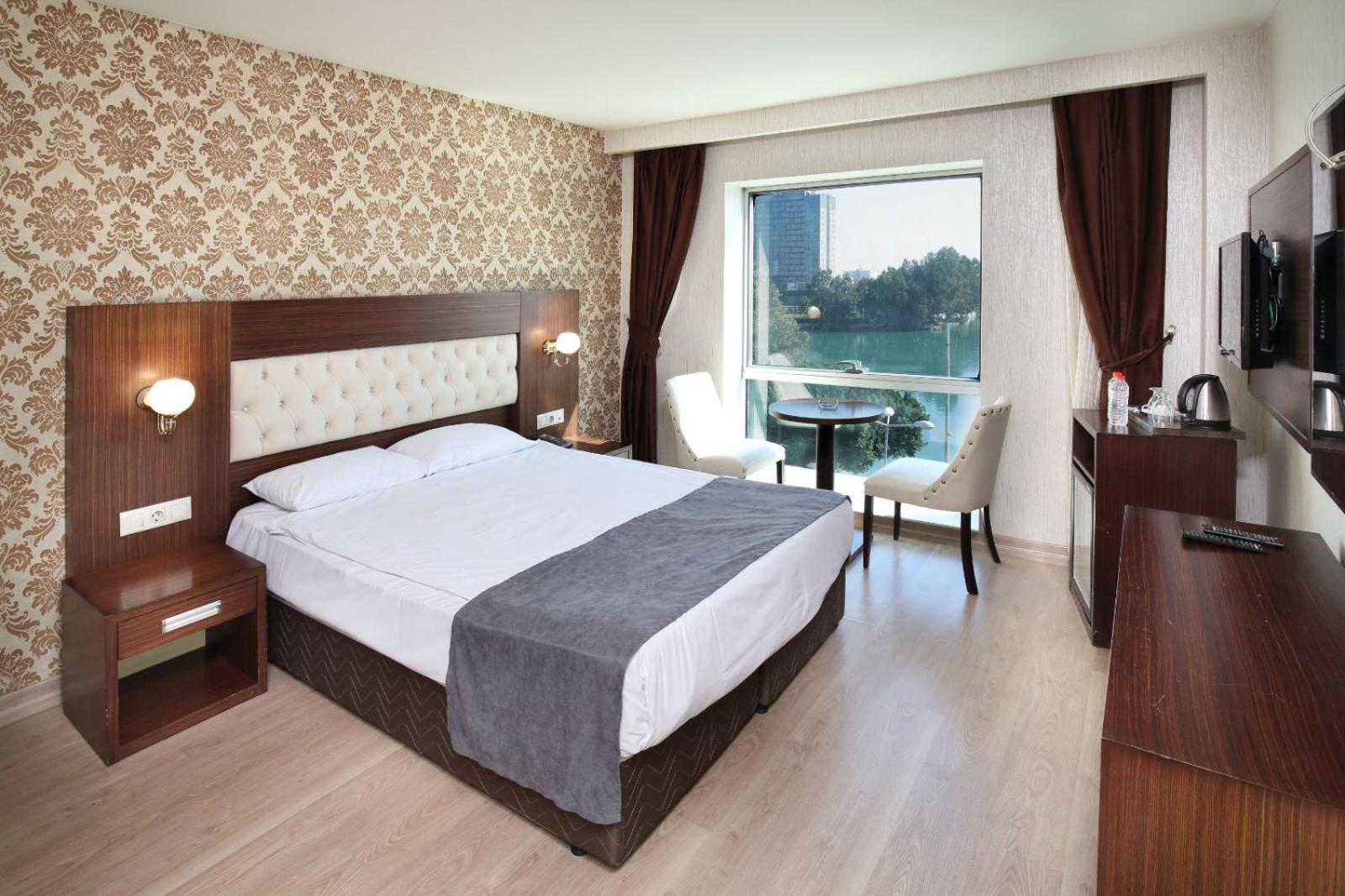 Adana Taskoeprue Hotel Eksteriør billede