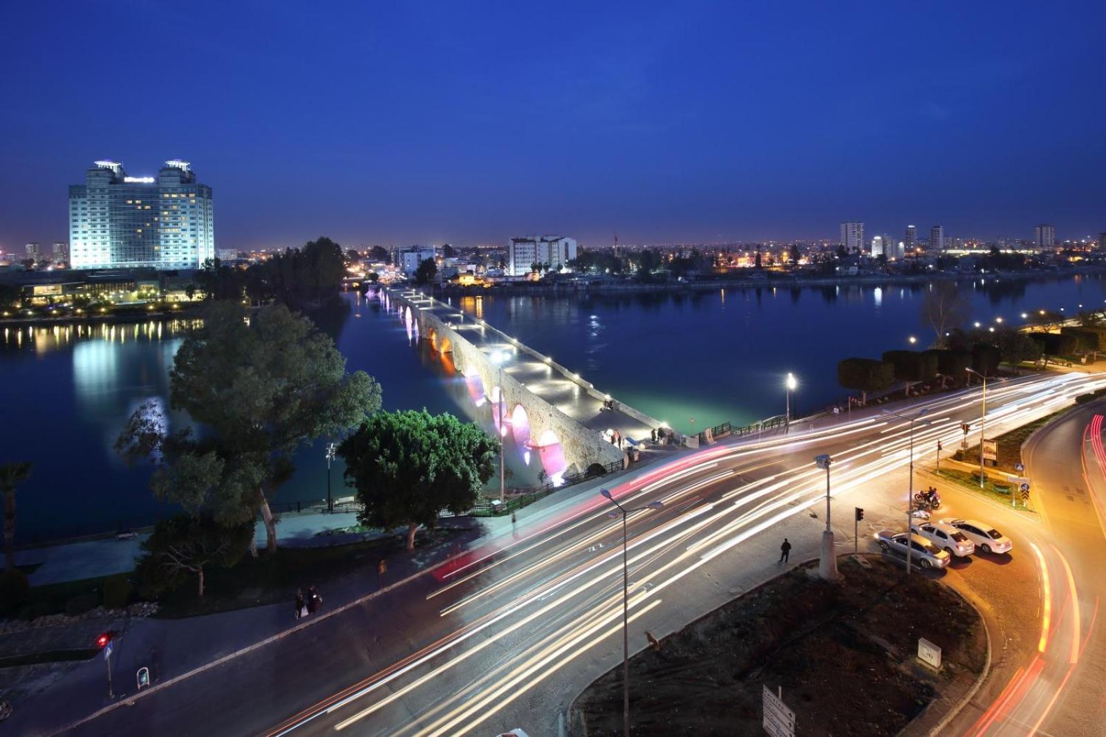 Adana Taskoeprue Hotel Eksteriør billede