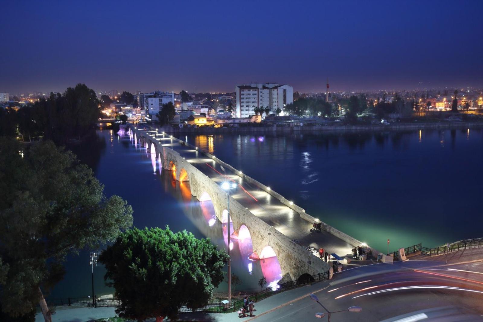 Adana Taskoeprue Hotel Eksteriør billede