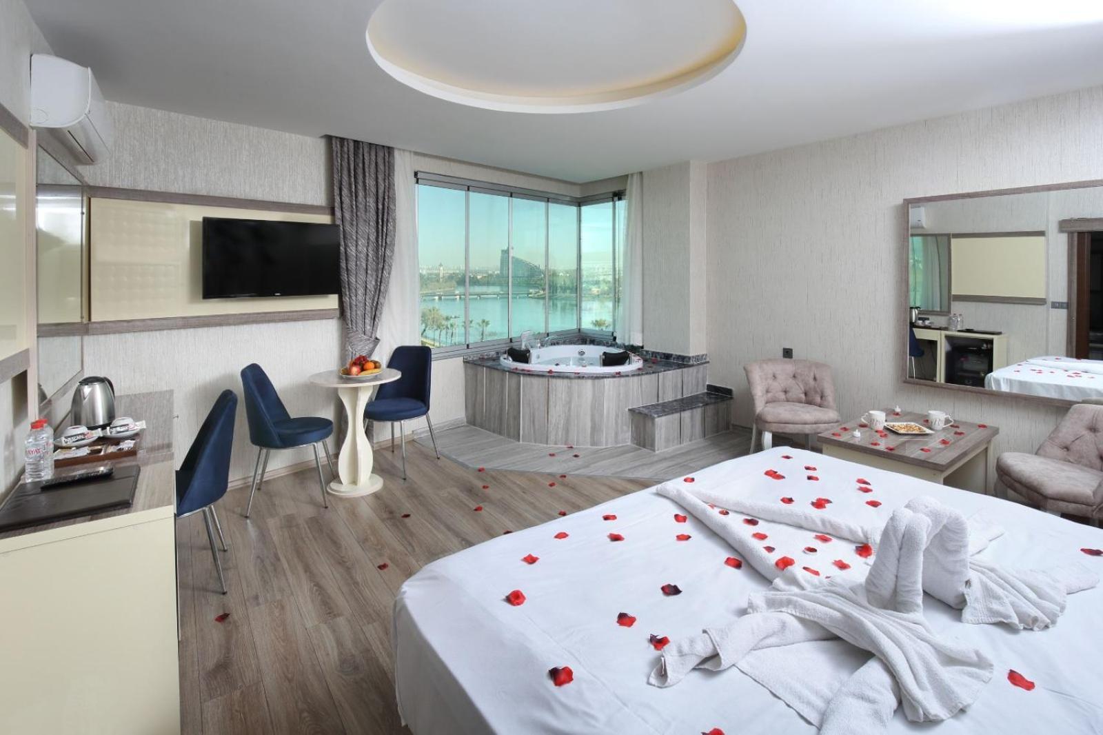 Adana Taskoeprue Hotel Eksteriør billede